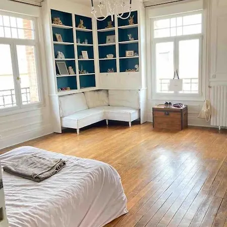 Maison De Maitre Dans Un Village A La Campagne *